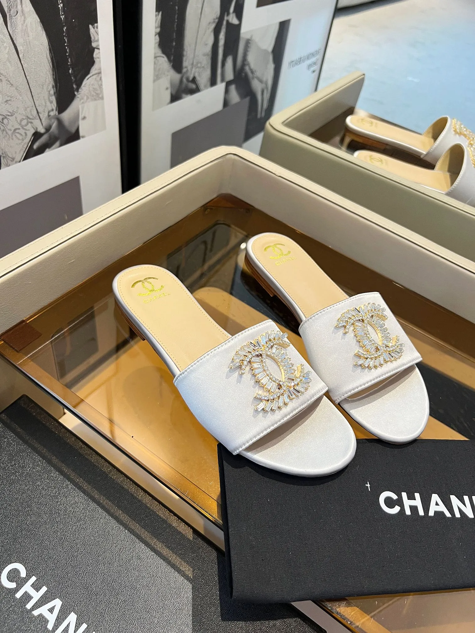 👟👟Ex-factory price 340👟👟 Genuine leather bottom +40 🎉🎉🎉Chanel Xiaoxiang C family sandals series official website synchronization, classic and elegant, casual wear 🌹🌹🌹🌹Original logo~Select imported cowhide and C family custom fabrics, multiple colors for the goddess to choose! ❤️❤️❤️❤️ Code number: 36~40 (customized 35 41 42 43 44 cannot be returned or exchanged)